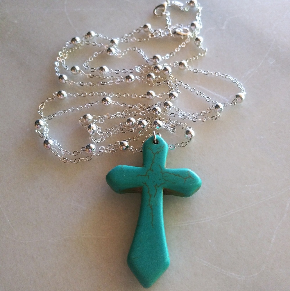 Sale🎊 Pretty faux turquoise cross necklace